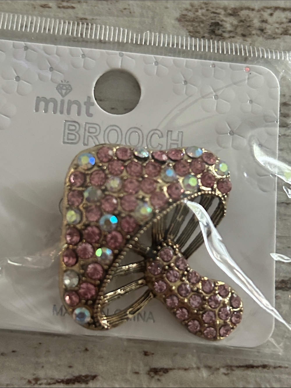 5/)25 Mint Pink Crystal Mushroom Brooch